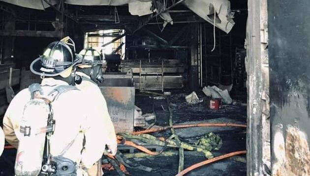 美军这艘两栖攻击舰被烧成了这样