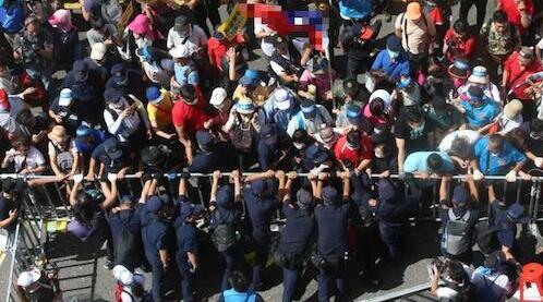 近千台民众冲击台“立法院” 与警方爆发冲突