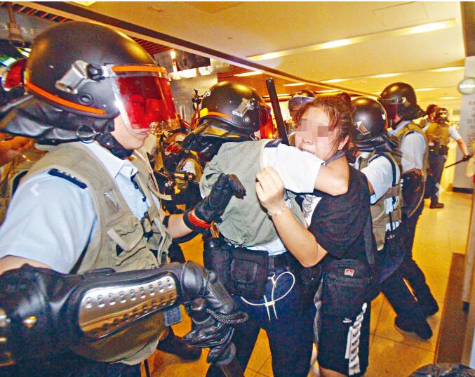 袭警案17岁女弃保图飞英国被擒