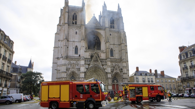 法國15世紀南特教堂起火 疑與縱火有關