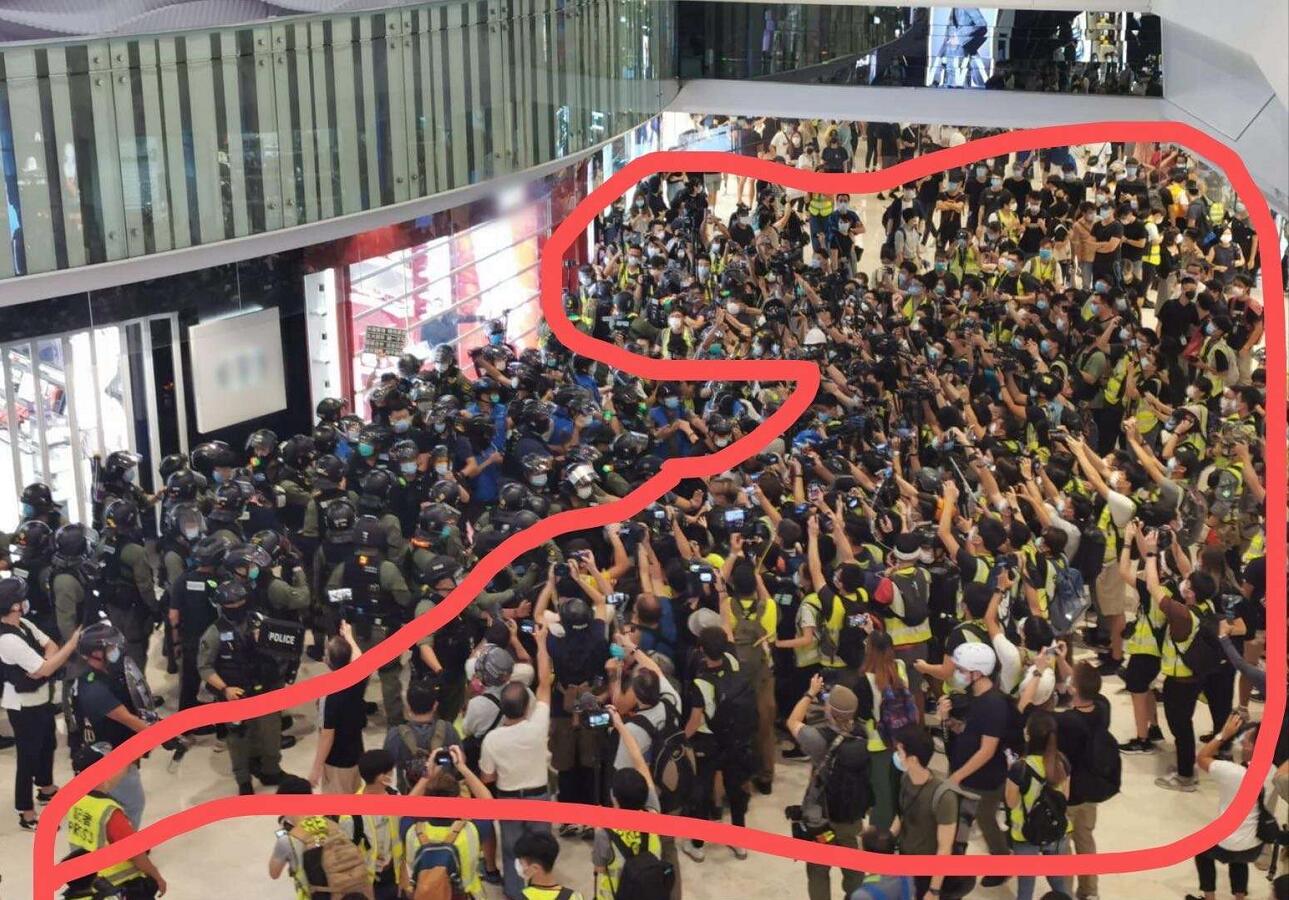 警方嚴厲譴責有人利用反光衣混入記者羣進行受禁羣組聚集