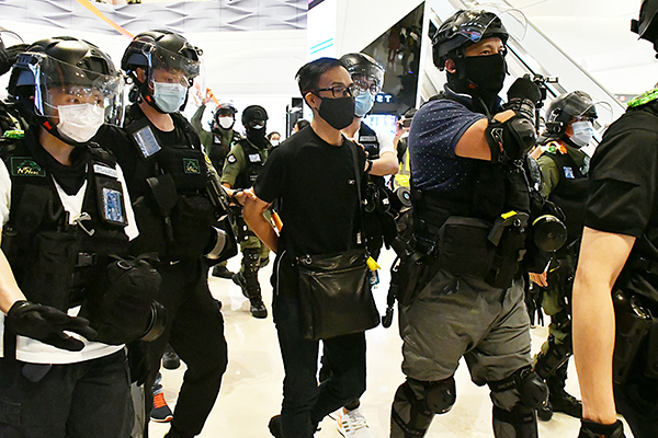 元朗區96人違限聚令被票控 1人涉違國安法被捕