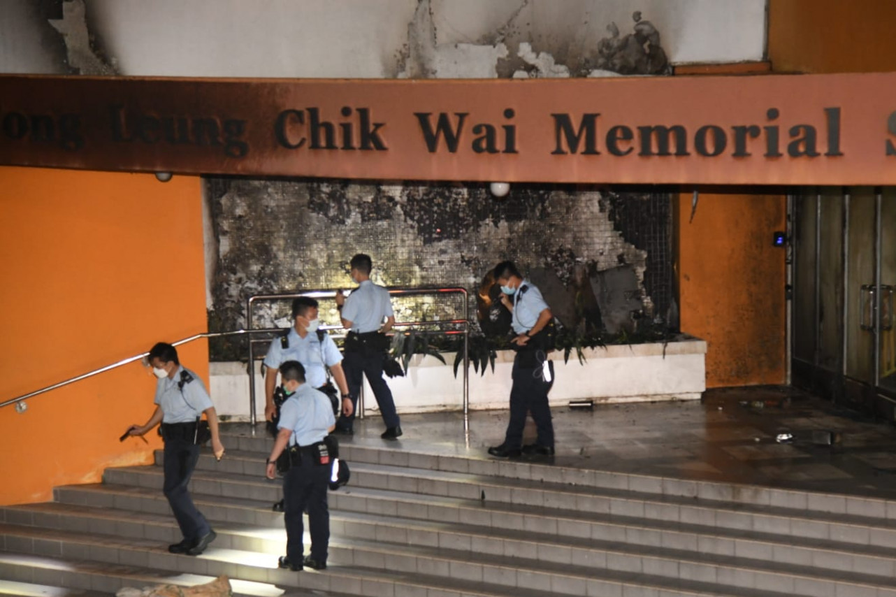 青衣梁植偉紀念中學遭擲汽油彈 警方追緝2名黑衣人