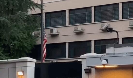 美国驻成都总领事馆降下美国国旗