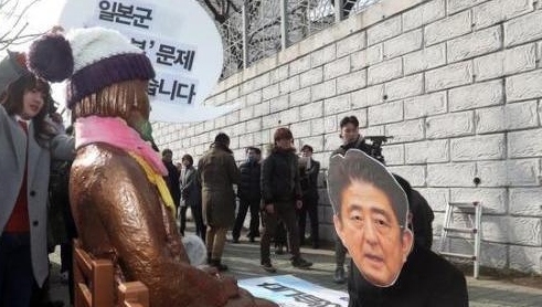 韩国一铜像被指影射「安倍」跪對慰安婦