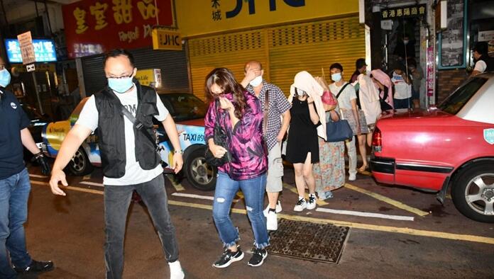 警方荃灣搗破百家樂麻雀檔 53人被捕