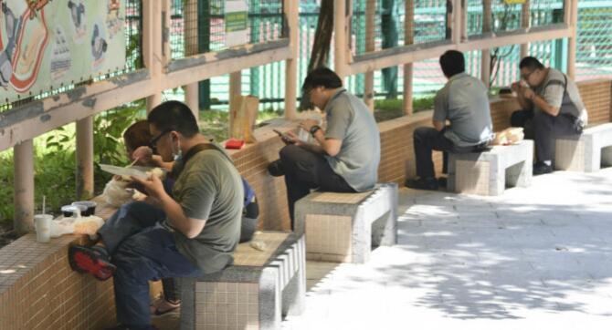 實惠18區分店借出1000張摺櫈 供打工仔食饭