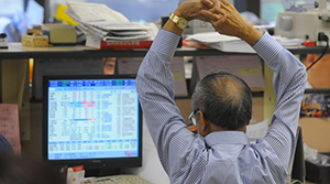 【午評】恆指半日反覆高收53點 盤中曾挫175點