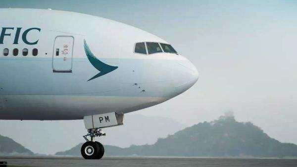 國泰航空股價續創逾18年新低