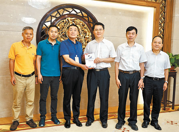 大力發展古城文化旅遊  潮州市長殷昭舉會見作家現場當「導遊」