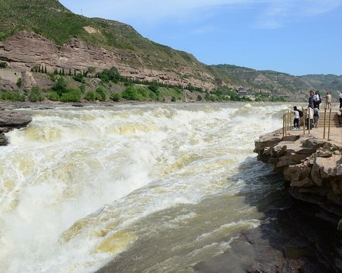 山西壶口瀑布景区受洪峰影响暂时关闭