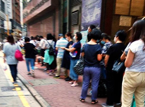 金價破頂 市民金鋪外排長龍等買金