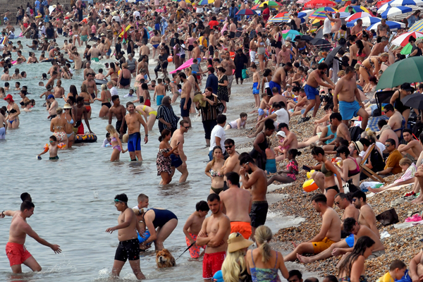 图集｜英国热浪滚滚 海滩人头涌涌