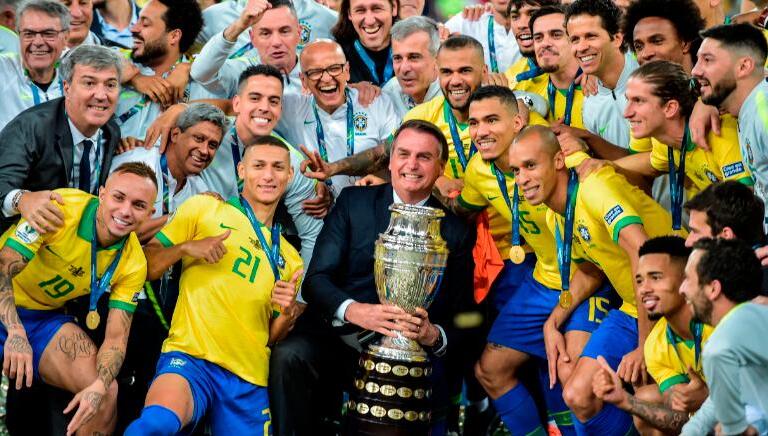 罔顾染疫死者突破10万  巴西总统庆祝球队赢波 