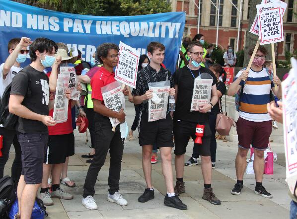 英国数百护士上街游行抗议薪资不公