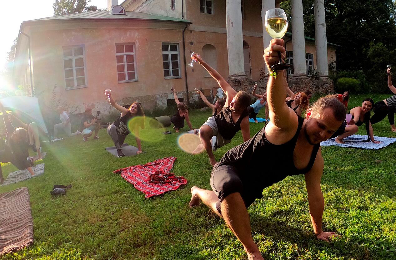 图集 | 葡萄酒瑜伽 趣味盎然