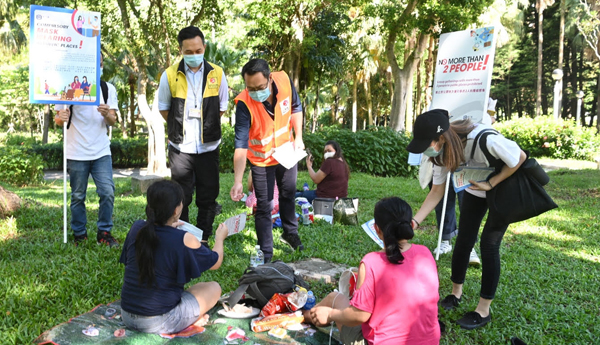 當局巡外傭熱門聚點籲防疫