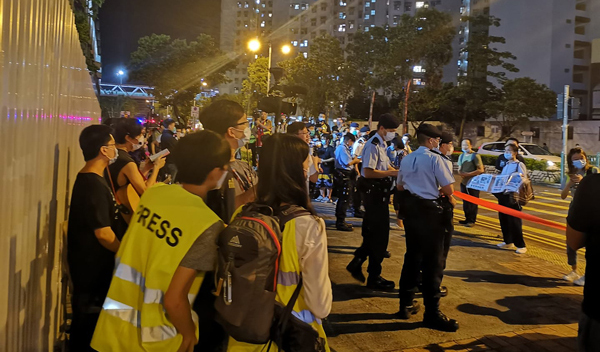 26人涉違限聚令被票控 警譴責有人穿反光衣扮記者圖掩聚集