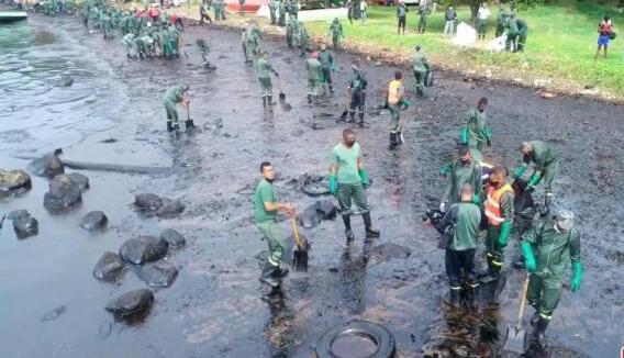 日本货船在毛里求斯触礁漏油引发生态危机