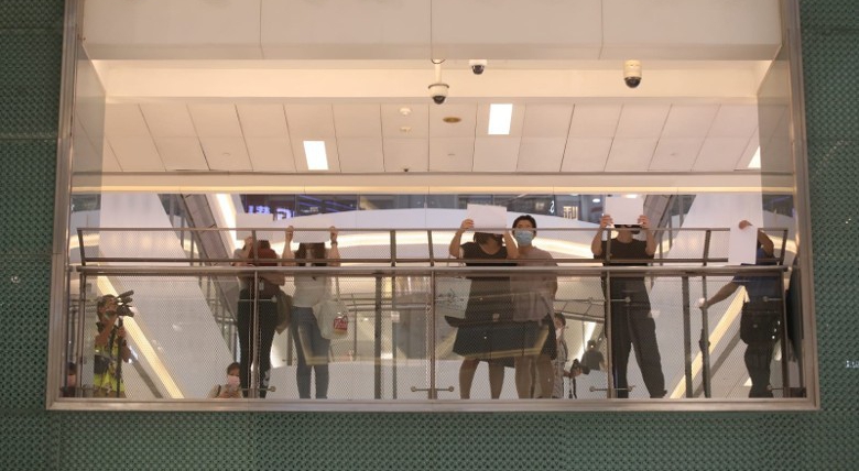 40人違禁聚令遭票控 71歲老翁涉襲警被捕