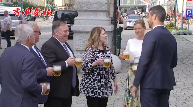 有片丨蓬佩奥与妻子出访捷克  街头饮酒无一人戴口罩