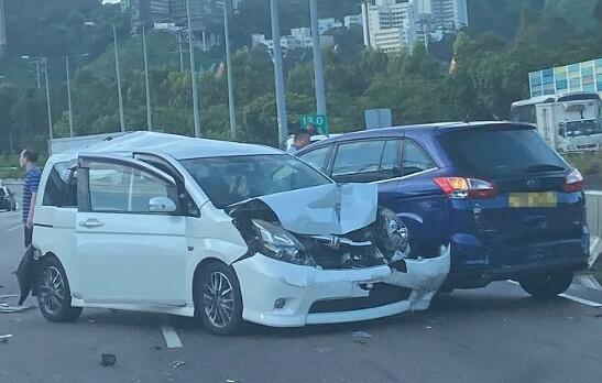 大埔吐露港公路4車相撞致2人受伤