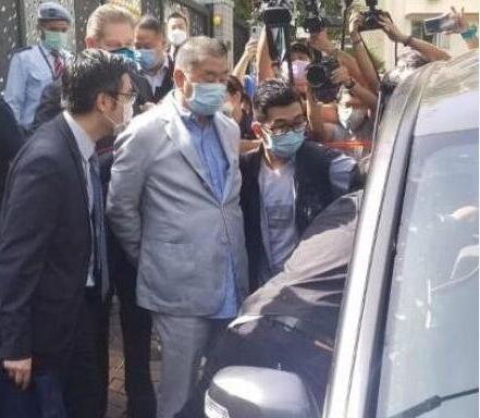 黄丝割肉 壹傳媒股价再插四成