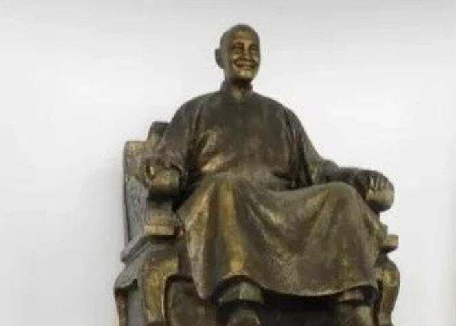 台当局全面“去蒋化” 多地蒋介石铜像被清理