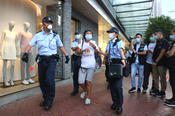 圖集 | 市民疑違限聚令 一男一女被拘捕