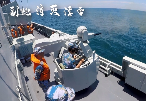 解放军驻港部队在南海进行军事训练