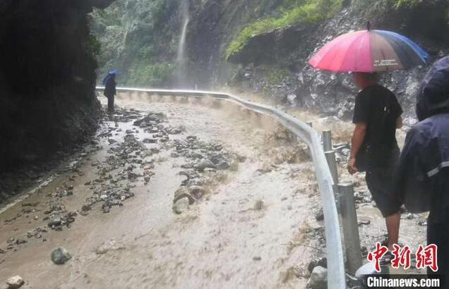 四川宝兴暴雨致国道多处塌方  安全转移近1500人