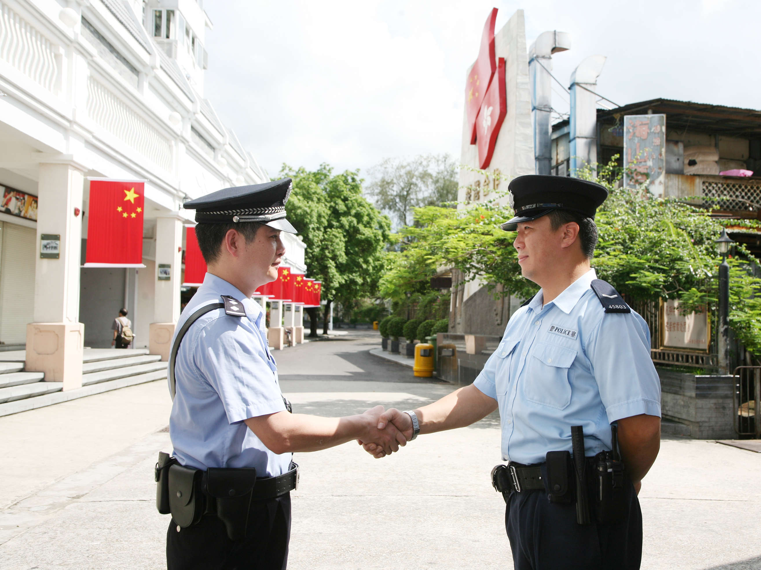 深圳特區40年警務系列故事： 中英街深港兩地警方握手