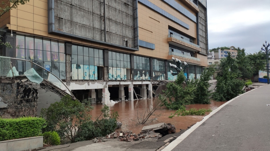 四川宜宾银龙广场路面塌陷 数辆私家车坠坑洞