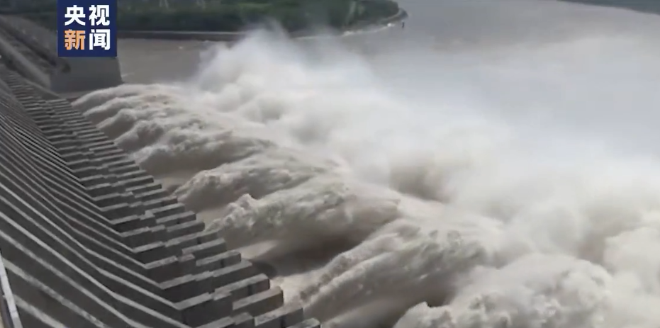 有片｜震撼！三峡大坝开启10孔泄洪
