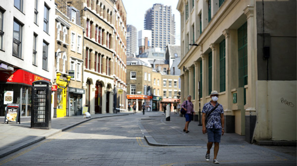 調查：英國早期放任疫情 恢復經濟至少需兩年