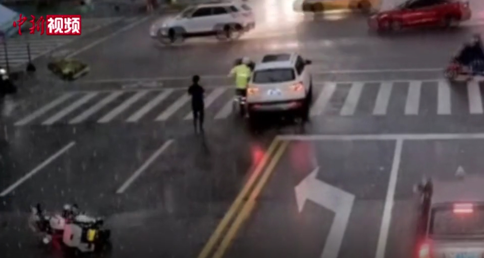 有片 | 内地女司机遭遇溜车上演人追车跑 交警飞身进车截停