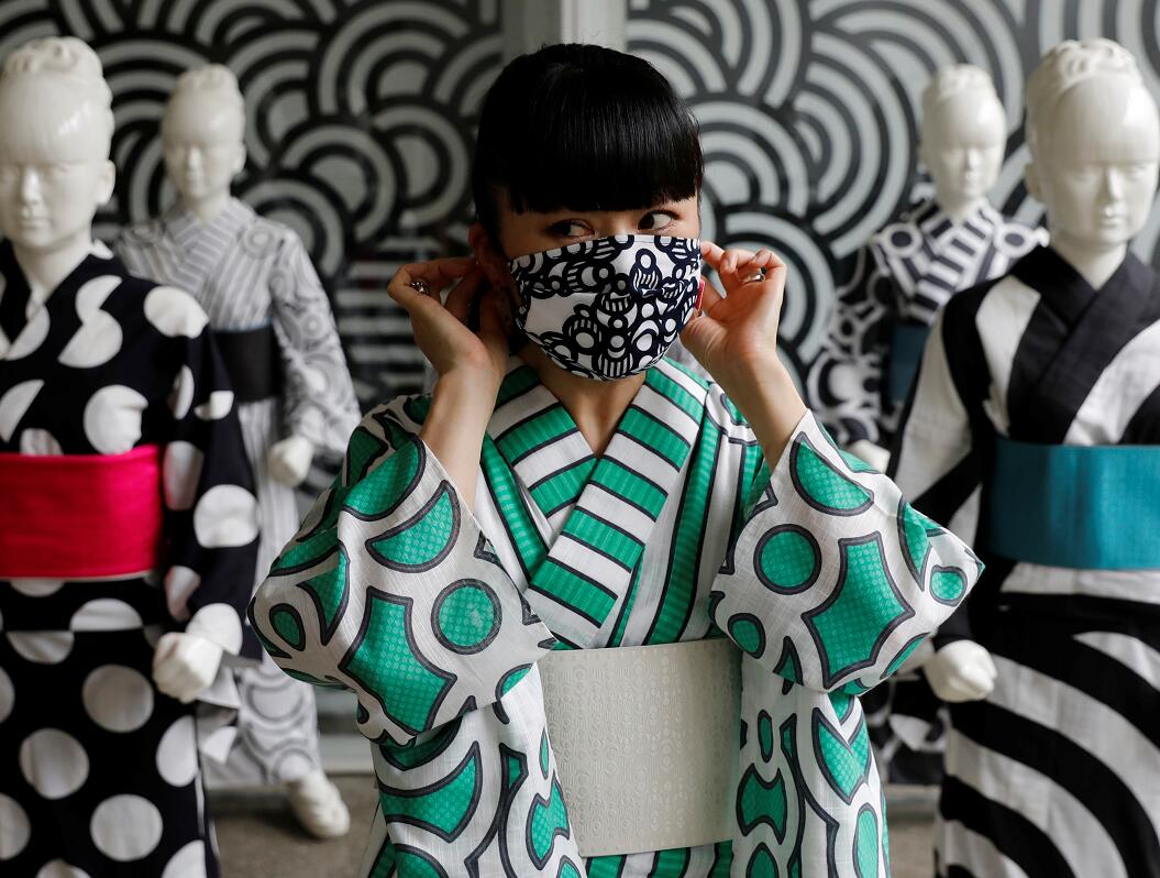 图集 | 日本艺术家展示新式和服和口罩
