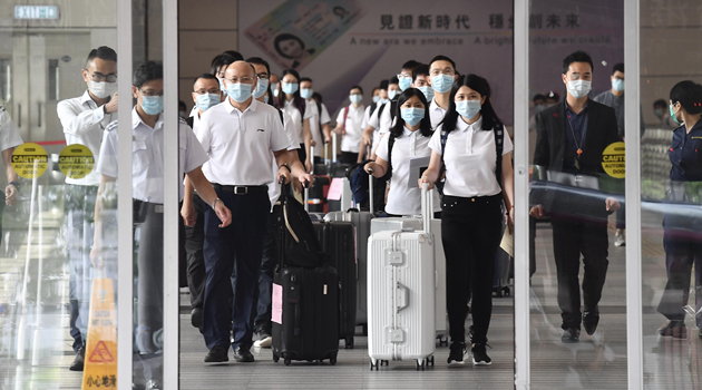 港府歡迎檢測支援隊抵港 各界人士分赴口岸及酒店迎接