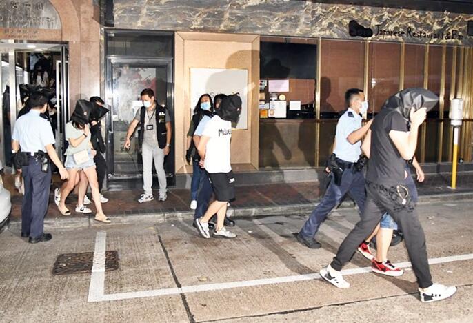 警方搗破兩间無牌酒吧 拘66人