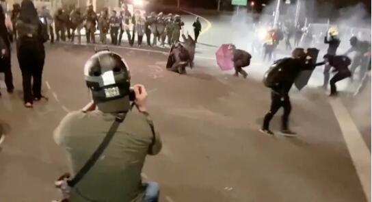 波特兰一夜爆发2起骚乱：12人被捕 特朗普呼吁国民警卫队介入