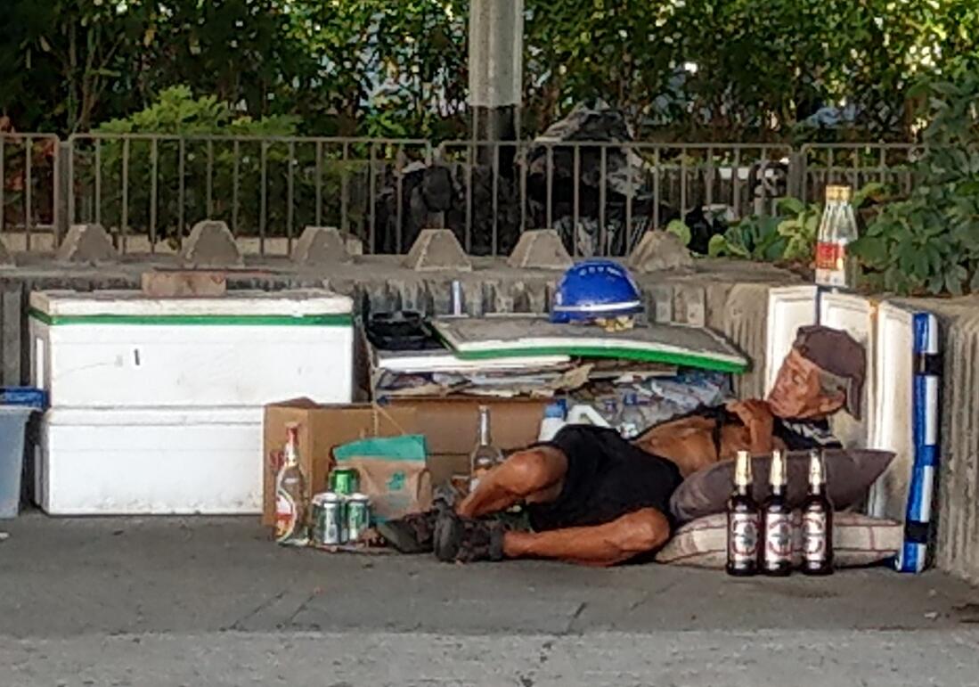 特写 | 疫情冲击生活 街头老翁「一醉解千愁」