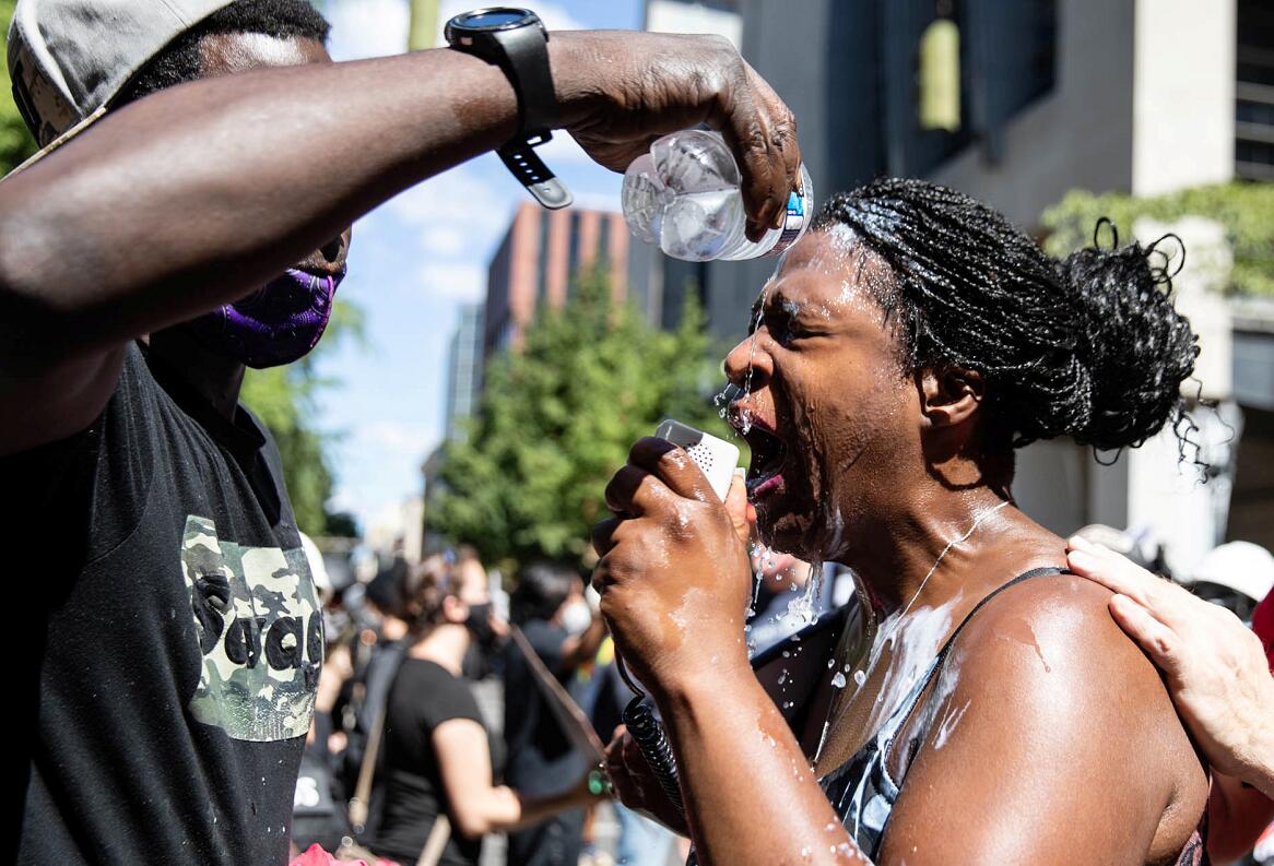 图集 | 美国多地爆发示威活动 警察以胡椒喷雾等驱散