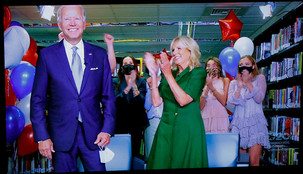 拜登否认“年龄阻碍”称连任两届不是问题