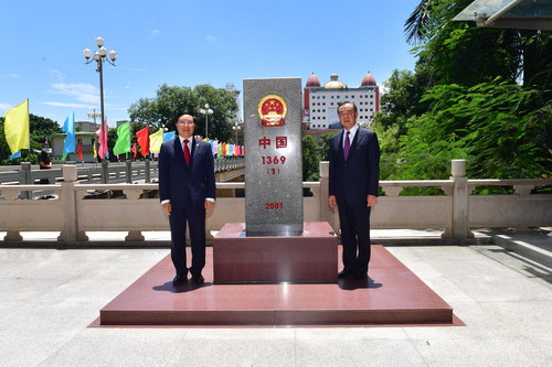 中越两国举行陆地边界纪念活动 王毅同范平明查看中越边界界碑