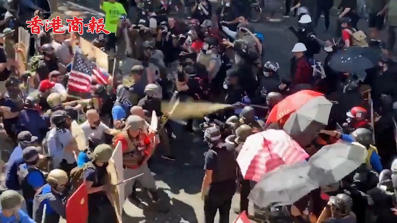 有片丨波特兰两派民众激烈械鬥 警察在旁围观