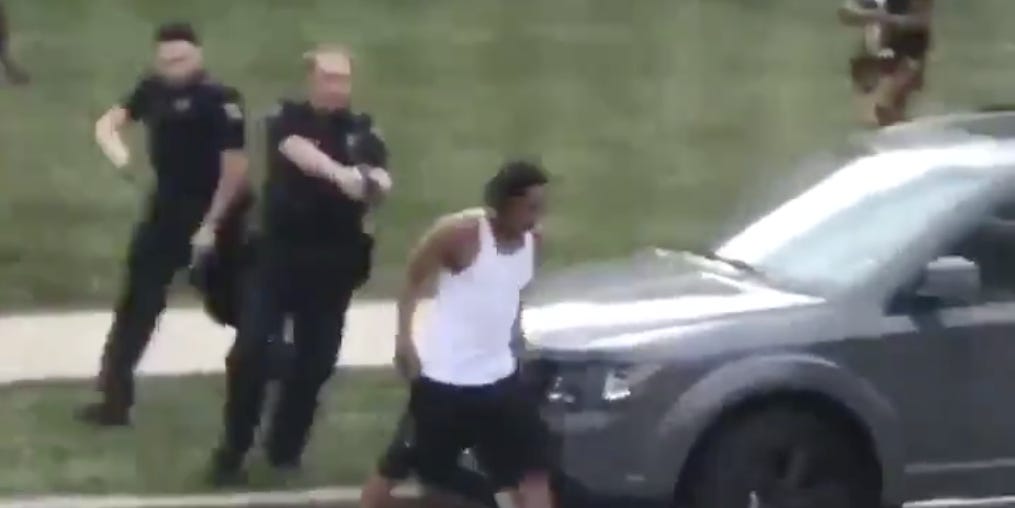 美国非裔男子遭枪击引发示威  国民警卫队进驻