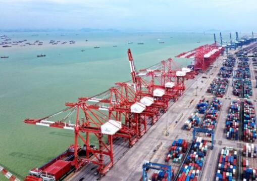 广州港深水航道拓宽工程全线投入使用