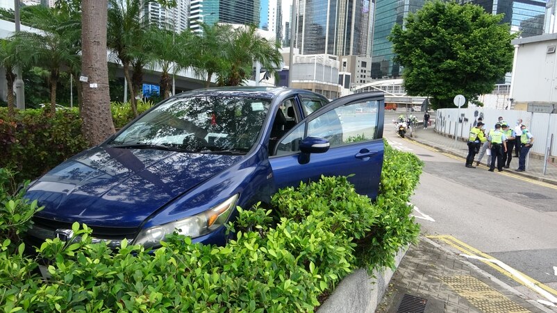中环私家車失控剷花槽 司機昏迷送院不治