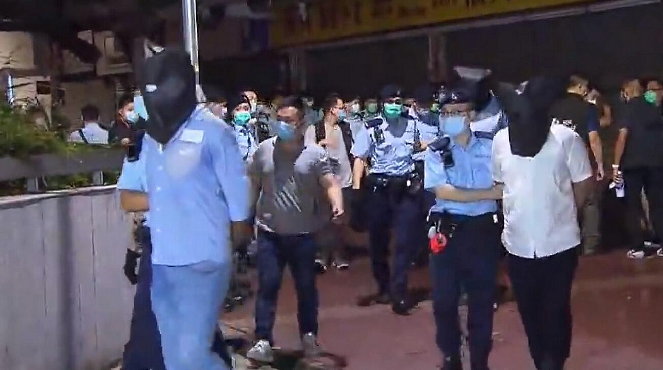 警搗荃灣黑幫賭檔 拘150人