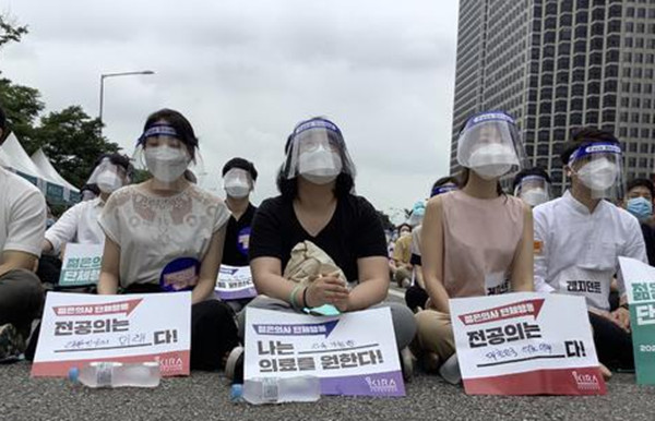 首都圈疫情嚴峻 韓國醫生照樣罷工